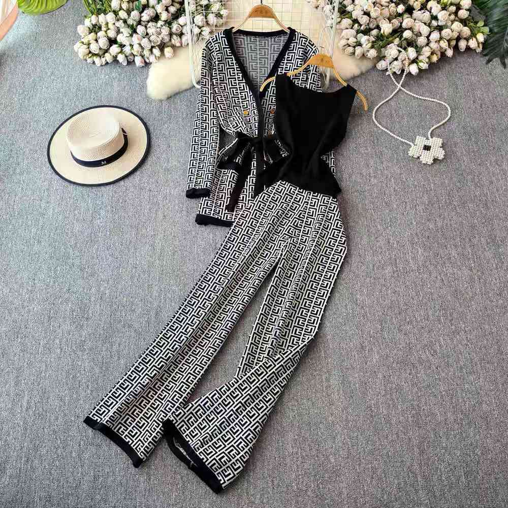Three-piece knitted monochrome lounge set