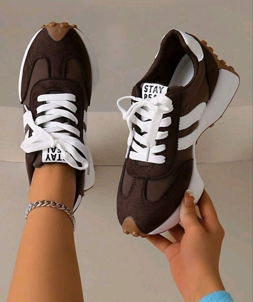 Thick-soled running sneakers