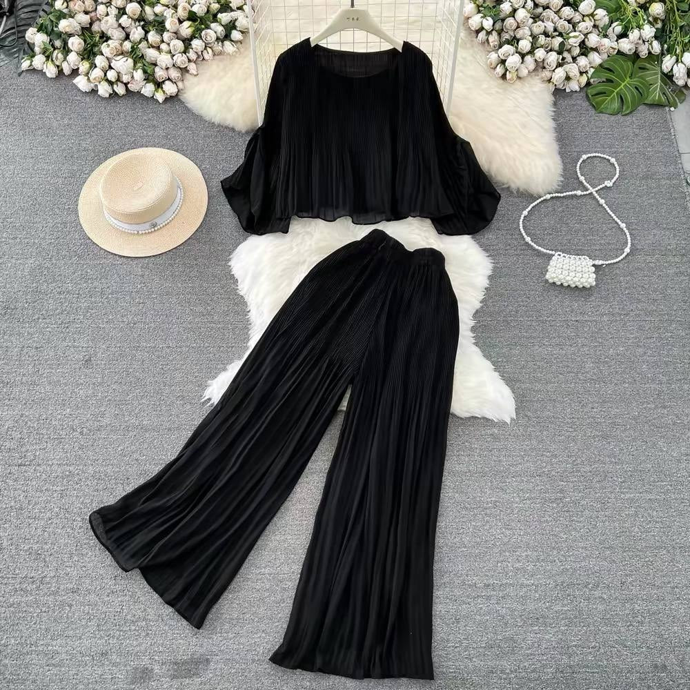 Casual two piece pleated outfit consisting of a black round neck