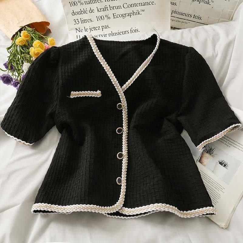 Short-sleeved knit top