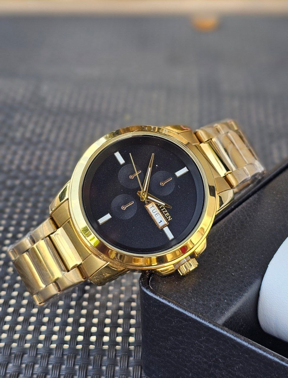 Luxury that looks premium on the wrist Gold and black designs watch