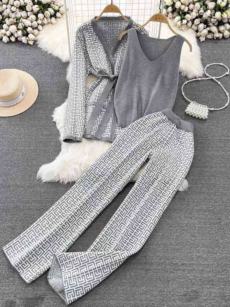 Three-piece knitted monochrome lounge set