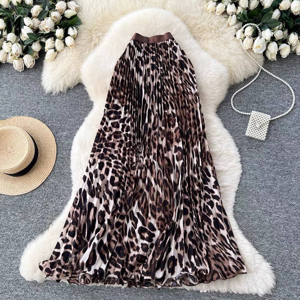 High-waisted, pleated leopard print maxi skirt