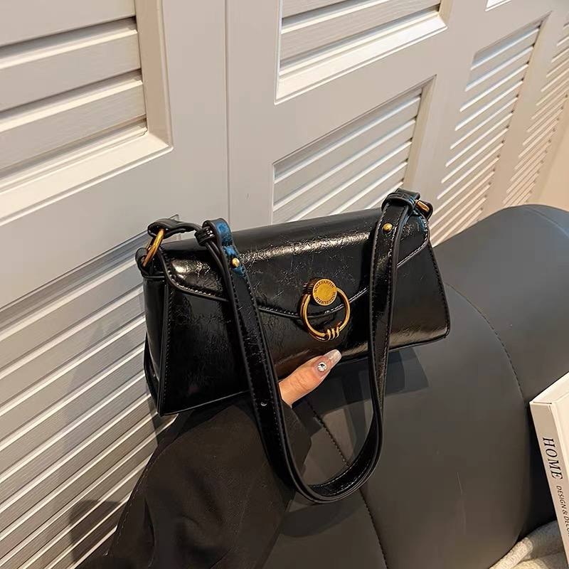 Retro inspired ring decor baguette shoulder bag