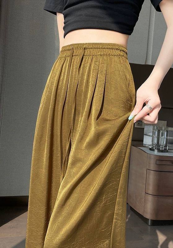 High-waisted design with an elasticated waistband trouser