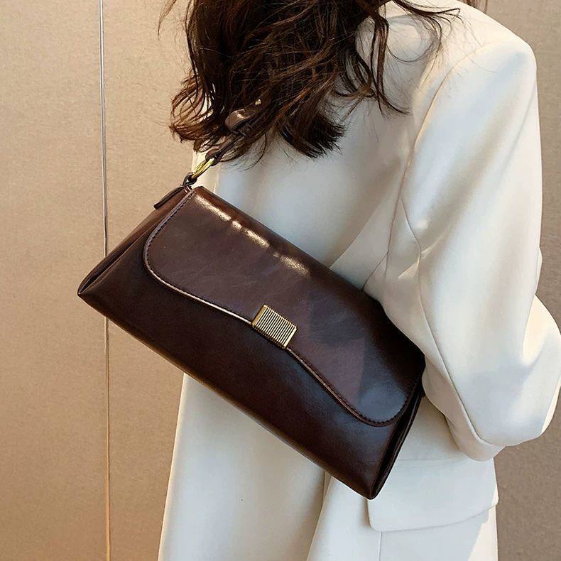 Vintage-style baguette bag