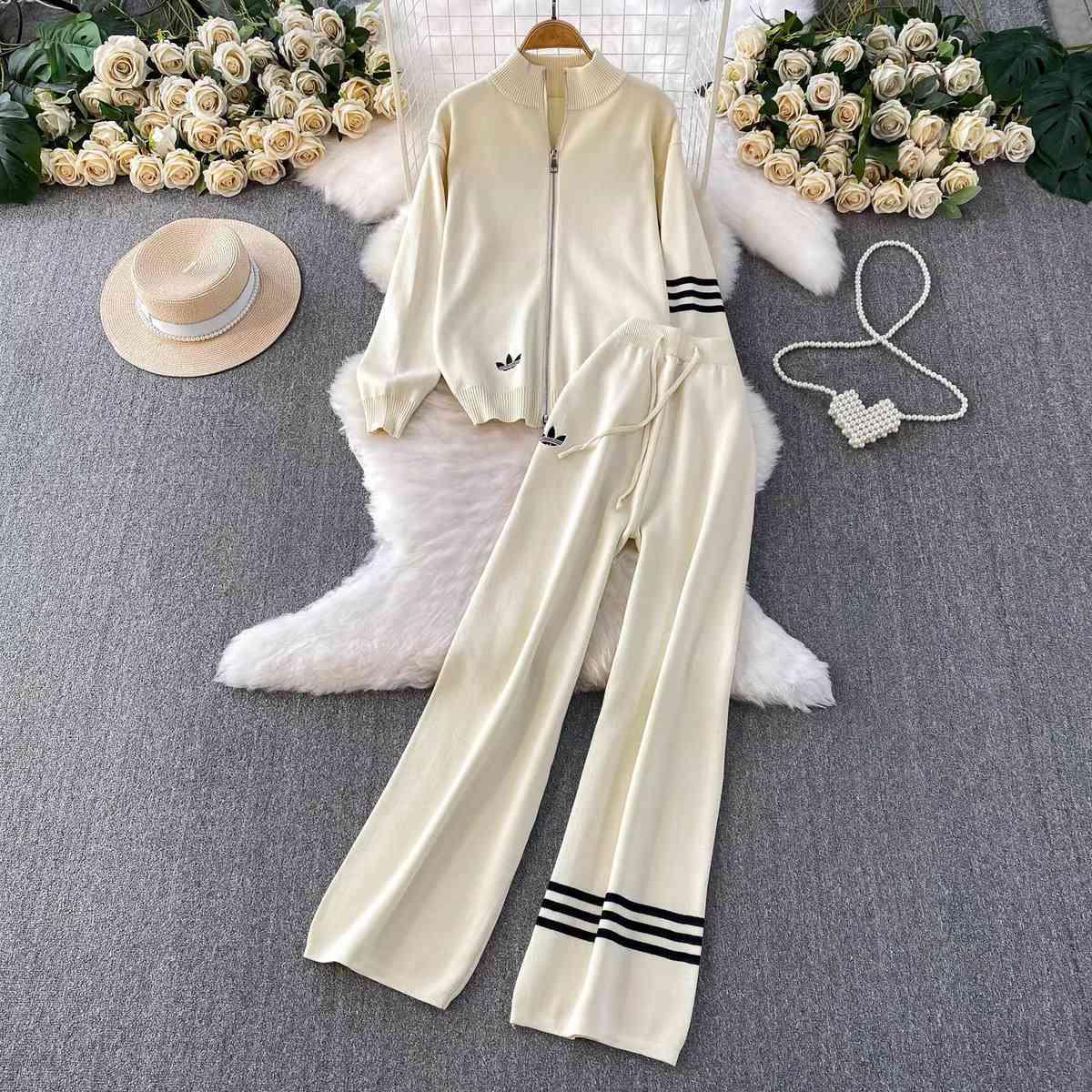 Cream-colored knit knitwear tracksuit matching set